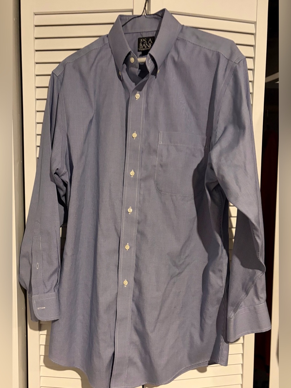 Jos A Bank Light Blue Men's Button-Down Dress Shirt. Large